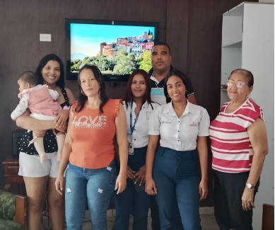 Personal de Óptica Central junto a usuarios de la Asociación