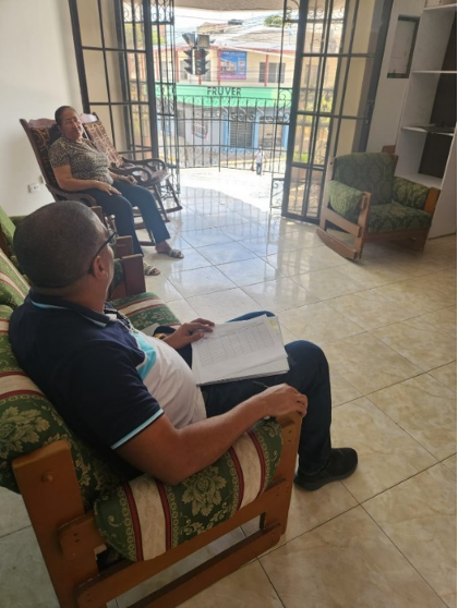 Equipo de Óptica Central presentando los servicios